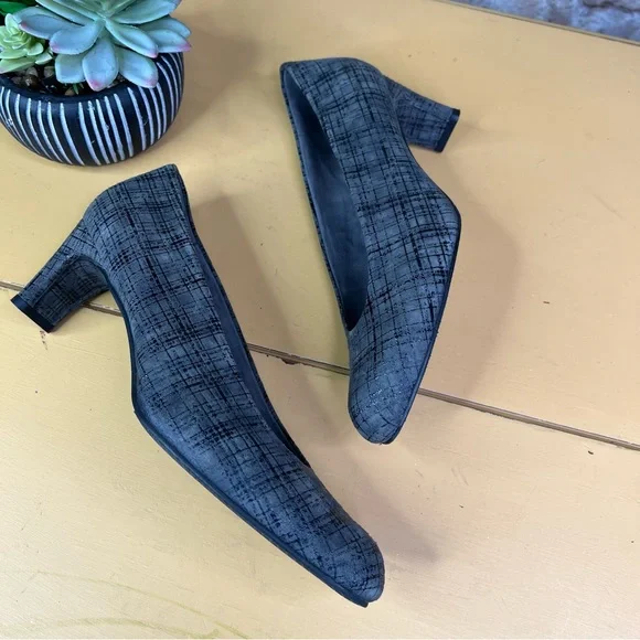 STUART WEITZMAN Gray Patterned Suede Pumps, 8.5M - Picture 11 of 12